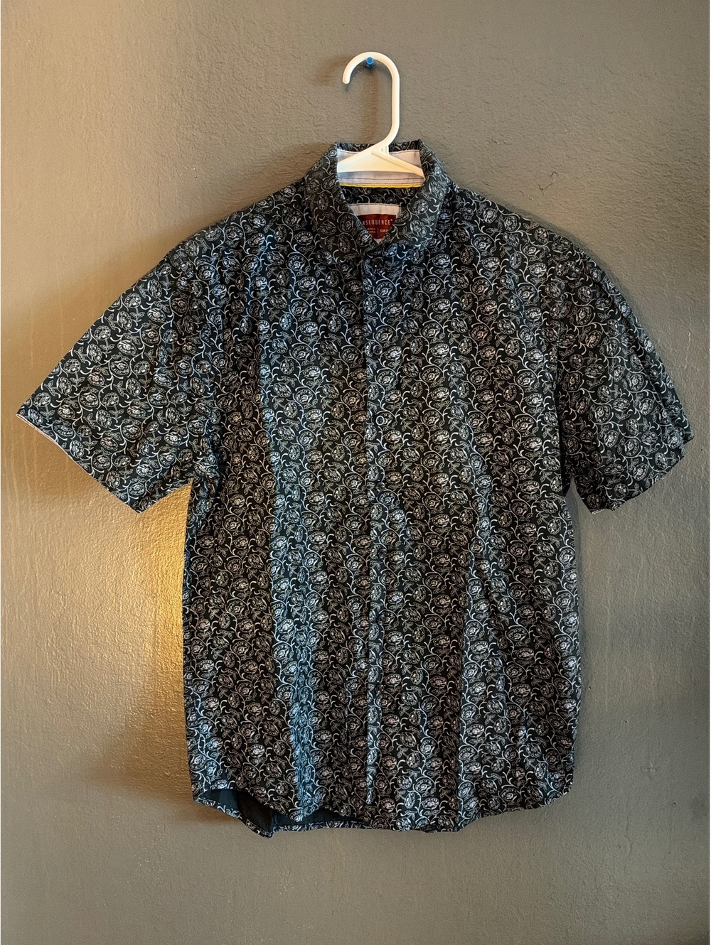 Consequence Men's Small Black and White Floral Short Sleeve Button-Up Shirt